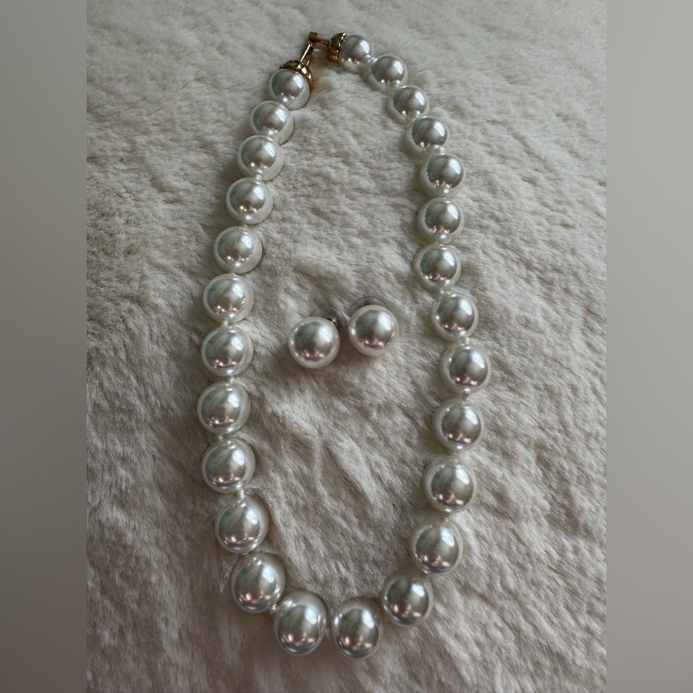 Large pearl necklace & earrings set